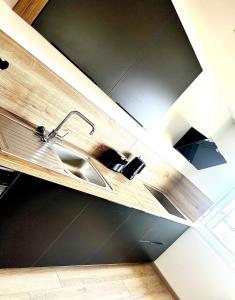 eine Küche mit einem Waschbecken im Zimmer in der Unterkunft Évasion Marine- plage à 5 minutes a pied in Le Portel + 13 Fotos