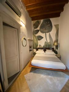 Un dormitorio con cuatro camas en una habitación con puerta. en Casa Marzia, en Verona
