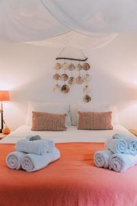 Un pat sau paturi într-o cameră la Luxurious 4 Bedroom Villa in Ibiza City, 1273 +35 fotografii