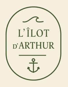 a label with an anchor and the words lilot darine at L îlot d Arthur in Île-Tudy