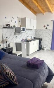 eine Küche mit einem großen Bett in einem Zimmer in der Unterkunft Monoambiente EK Centro Neuquén in Neuquén