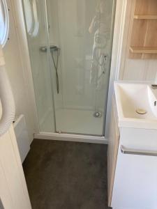 a bathroom with a shower and a sink at Bonne Anse plage 411 mobile home 3 chambres in Les Mathes