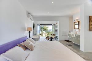 Ένα ή περισσότερα κρεβάτια σε δωμάτιο στο Secluded Paradise in Ibiza City, 1038 +30 φωτογραφίες