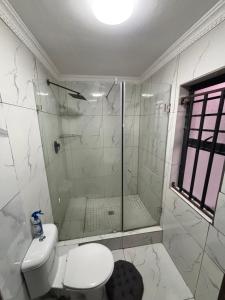 Ένα μπάνιο στο Brown Accomodation