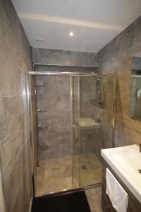 un baño con ducha y lavabo en 2-Appartement RDC 28 m2 avec Jardin, en Mantes-la-Jolie