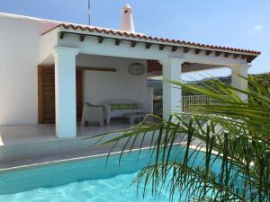 una villa con piscina accanto a una casa di Exclusive Villa Retreat in Ibiza City, 1075 a Cala Vadella