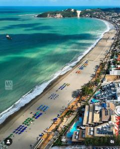 Una vista aérea de una playa con sombrillas y el océano. en Ilusion hotel ponta negra Natal, en Natal 4 fotos más