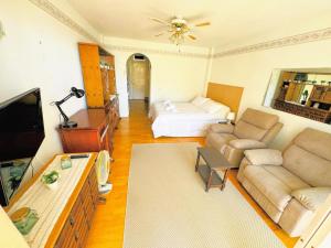 a living room with a couch and a bed at Apartamento Bougainvillea in Fuengirola