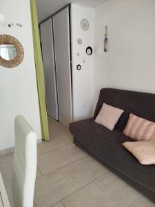 sala de estar con sofá negro y espejo en Appartement La Casa Verde, en Llançà 12 fotos más