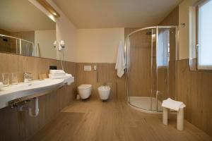 Koupelna v ubytování Hotel Silvestri + 54 fotografií
