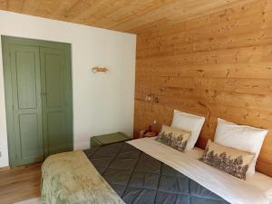 Ένα ή περισσότερα κρεβάτια σε δωμάτιο στο Le Chablis'cîmes