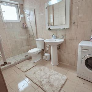 Fotografie z fotogalerie ubytování Explore and Relax 1BR apartment v destinaci Ferizaj