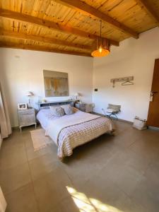 Ένα ή περισσότερα κρεβάτια σε δωμάτιο στο TANTI casa con pileta