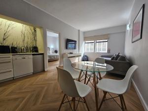 eine Küche und ein Wohnzimmer mit Tisch und Stühlen in der Unterkunft Luxury Vacation Apartment Rental CBD Cape Town in Kapstadt