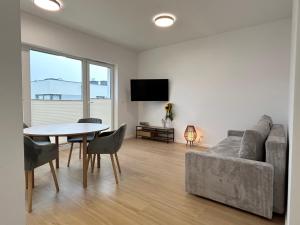TV a/nebo společenská místnost v ubytování Spirit of the Sea Apartment