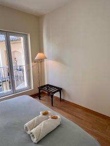 Ένα ή περισσότερα κρεβάτια σε δωμάτιο στο Chambre privative au calme en plein centre avec balcon