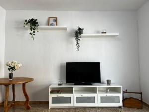 Un televizor și/sau centru de divertisment la Acogedor apartamento en la Cala de Mijas con vistas al mar