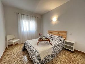 Un pat sau paturi într-o cameră la Acogedor apartamento en la Cala de Mijas con vistas al mar