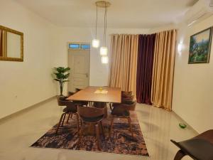 a dining room with a table and chairs at Maison Mima in Tarrafal