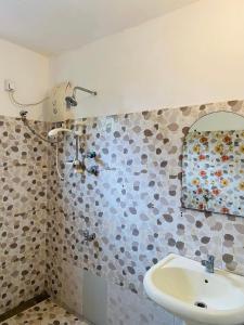ウナワトゥナにあるSunshine Apartmentの洗面台と鏡のあるバスルーム