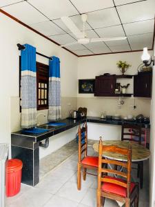 ウナワトゥナにあるSunshine Apartmentのキッチン(テーブル、テーブル、椅子付)