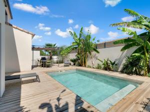 a swimming pool in the backyard of a house at Nouvelle Villa Harmonia Piscine Proche Montpellier et Plages in Saint-Jean-de-Védas
