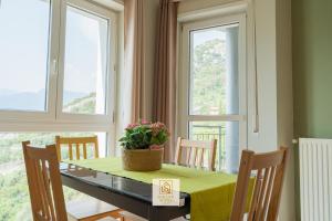 Fotografie z fotogalerie ubytování GoldenSuitesItaly I Goethe Apartment Nago v destinaci Nago