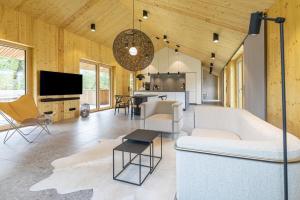 a living room with a couch and a table at Ferienhaus TierbachLodge in Herrentierbach