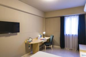TV a/nebo společenská místnost v ubytování Jinjiang Inn Foshan Zumiao Qinren Road