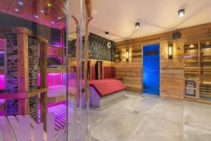 a room with wooden walls and a red and purple couch at Boutique Hotel beim Lipp - Restaurant & Spa in Roßhaupten