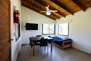 a living room with a dining room table and a ceiling fan at Mi lugar en el mundo in Villa Ciudad Parque