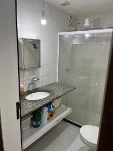 a bathroom with a sink and a shower at studio aconchegante para 02 na praia de Amaralina in Salvador