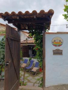 Ganesha do mar في بوزيوس: باب مفتوح على فناء مع طاولة وكراسي +24 صورة