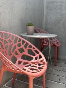 a table and two chairs and a table and a table and a table at Apartment - Wohnen auf Zeit in Ursensollen +3 photos