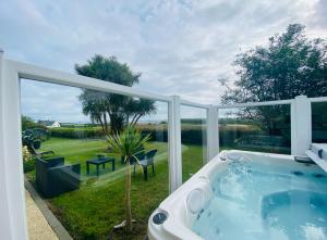 une baignoire dans une pièce avec vue sur une cour dans l'établissement Ty Névez, à Sibiril