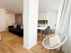 una sala de estar con un sofá y una mesa en Oeiras living and work, en Oeiras 10 fotos más