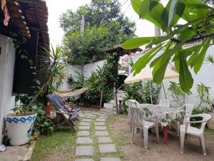 a small garden with a table and chairs at Ganesha do mar in Búzios