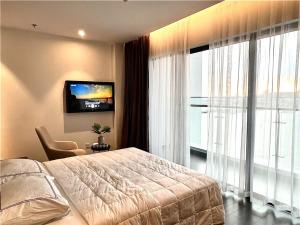 a bedroom with a bed and a flat screen tv at Homestay Sapphire Hạ Long in Ha Long