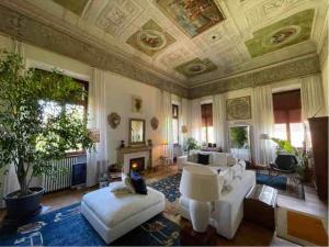Khu vực ghế ngồi tại Suite della Duchessa - Dimora Storica Affrescata