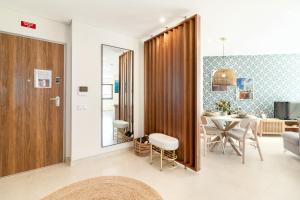 un soggiorno con porta in legno e tavolo di São Luís Faro Apartment - Algarve a Faro