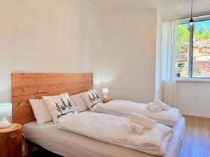 Un dormitorio con dos camas con toallas encima. en Alberi di Fiemme, en Castello di Fiemme