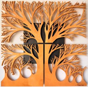 Una puerta con un diseño de árbol en una pared. en Alberi di Fiemme, en Castello di Fiemme