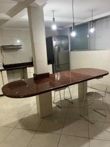 una mesa grande en una cocina con sillas alrededor en Reserva camburi 1, en Vitória