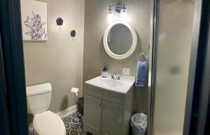 Ένα μπάνιο στο Relaxing Townhouse Downtown Dubuque +41 φωτογραφίες