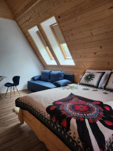 扎科帕内Pokoje Apartamenty Samo Centrum Zakopane ,,Willa Kasztelanka"的带床和沙发的卧室