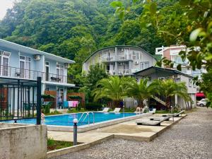 ein Resort mit Schwimmbad und einigen Gebäuden in der Unterkunft Hotel Del Mar in Kwariati