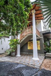 dom ze schodami i werandą w obiekcie Calathea inn unawatuna w mieście Galle