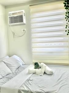 Ένα ή περισσότερα κρεβάτια σε δωμάτιο στο Cozy 2BR for 6pax Families & Groups, Wi-Fi, Budget Stay near IT Park Cebu- Unit Vinn by GERRA
