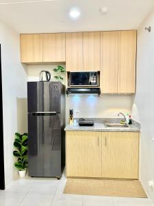 Η κουζίνα ή μικρή κουζίνα στο Cozy 2BR for 6pax Families & Groups, Wi-Fi, Budget Stay near IT Park Cebu- Unit Vinn by GERRA