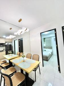 Η κουζίνα ή μικρή κουζίνα στο Cozy 2BR for 6pax Families & Groups, Wi-Fi, Budget Stay near IT Park Cebu- Unit Vinn by GERRA +11 φωτογραφίες
